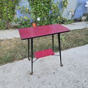 table d'appoint à roulette - skaï rouge - vintage