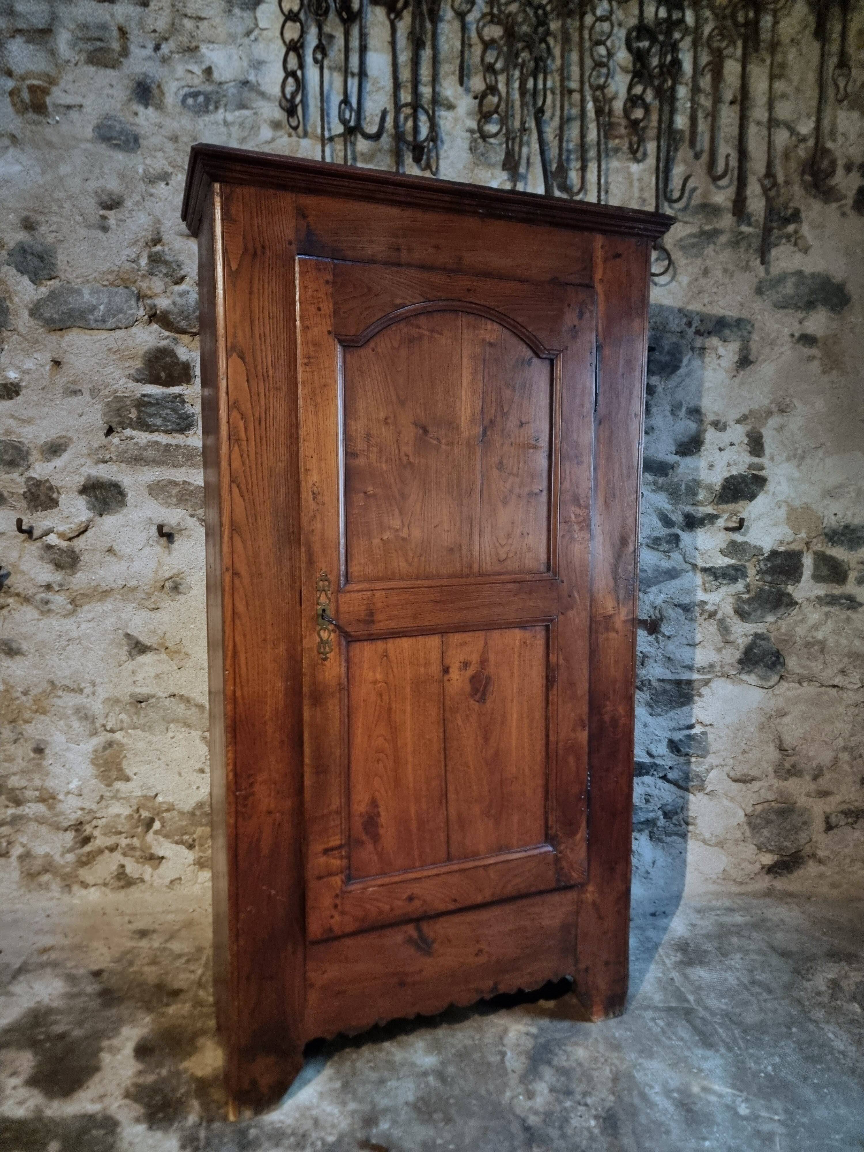 Armoire ancienne – bonnetière française du XVIIIe siècle en châtaignier avec serrure et clé d'origine