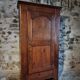 Armoire ancienne – bonnetière française du XVIIIe siècle en châtaignier avec serrure et clé d'origine