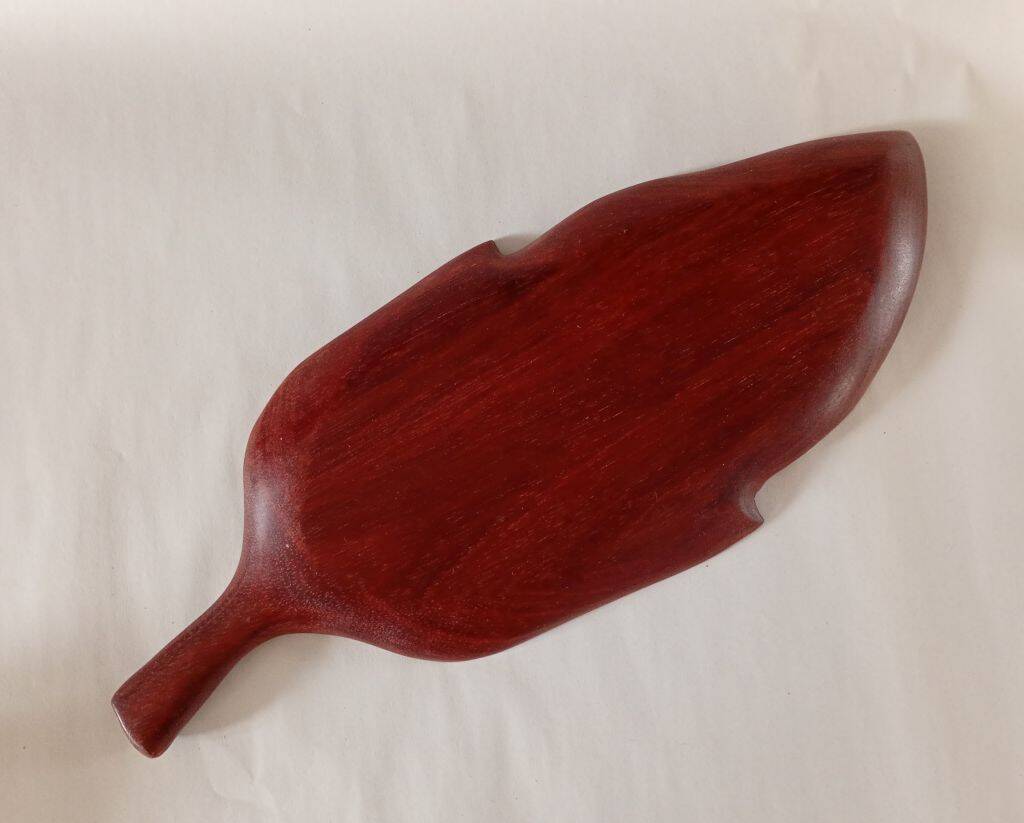 Plateau de service en bois sculpté à la main de style mi-siècle en forme de feuille