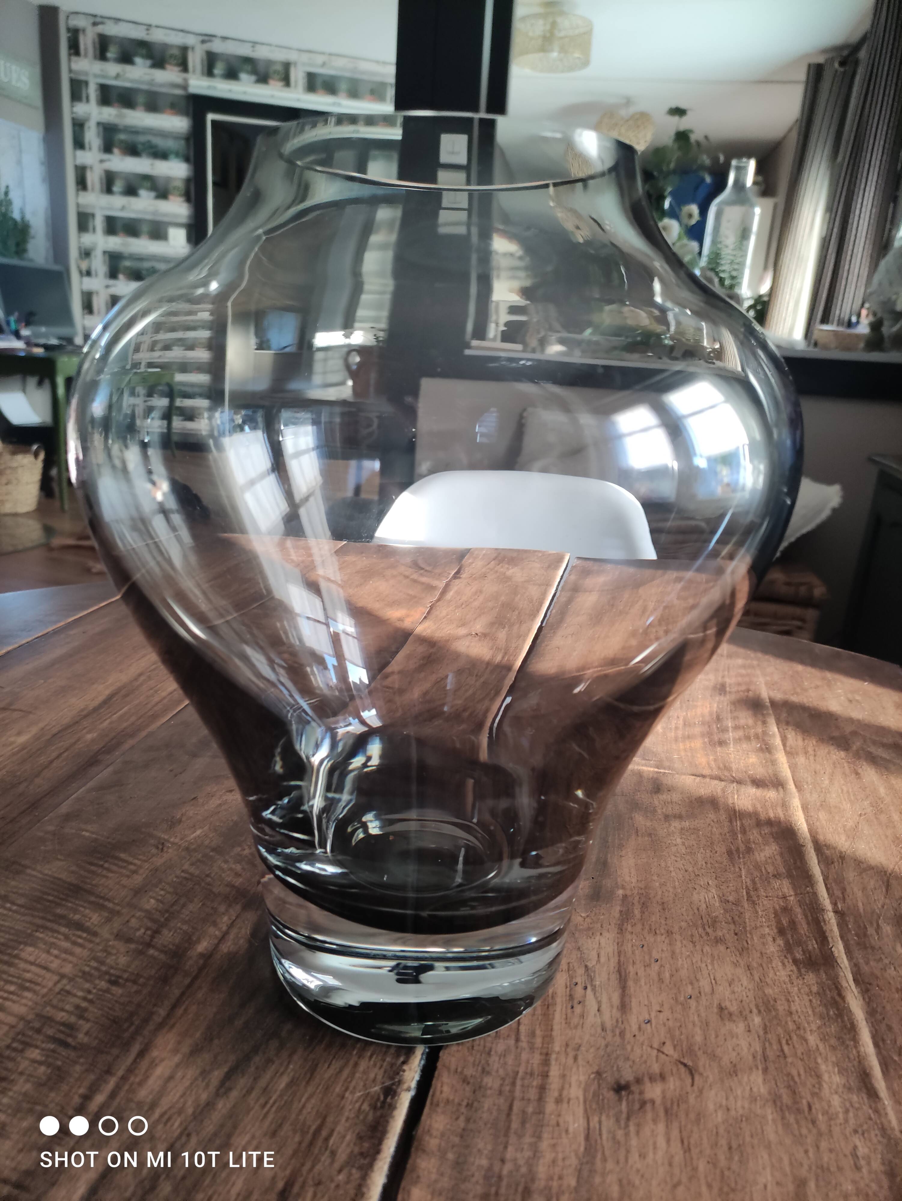 Large gradient anthracite smoked glass vase