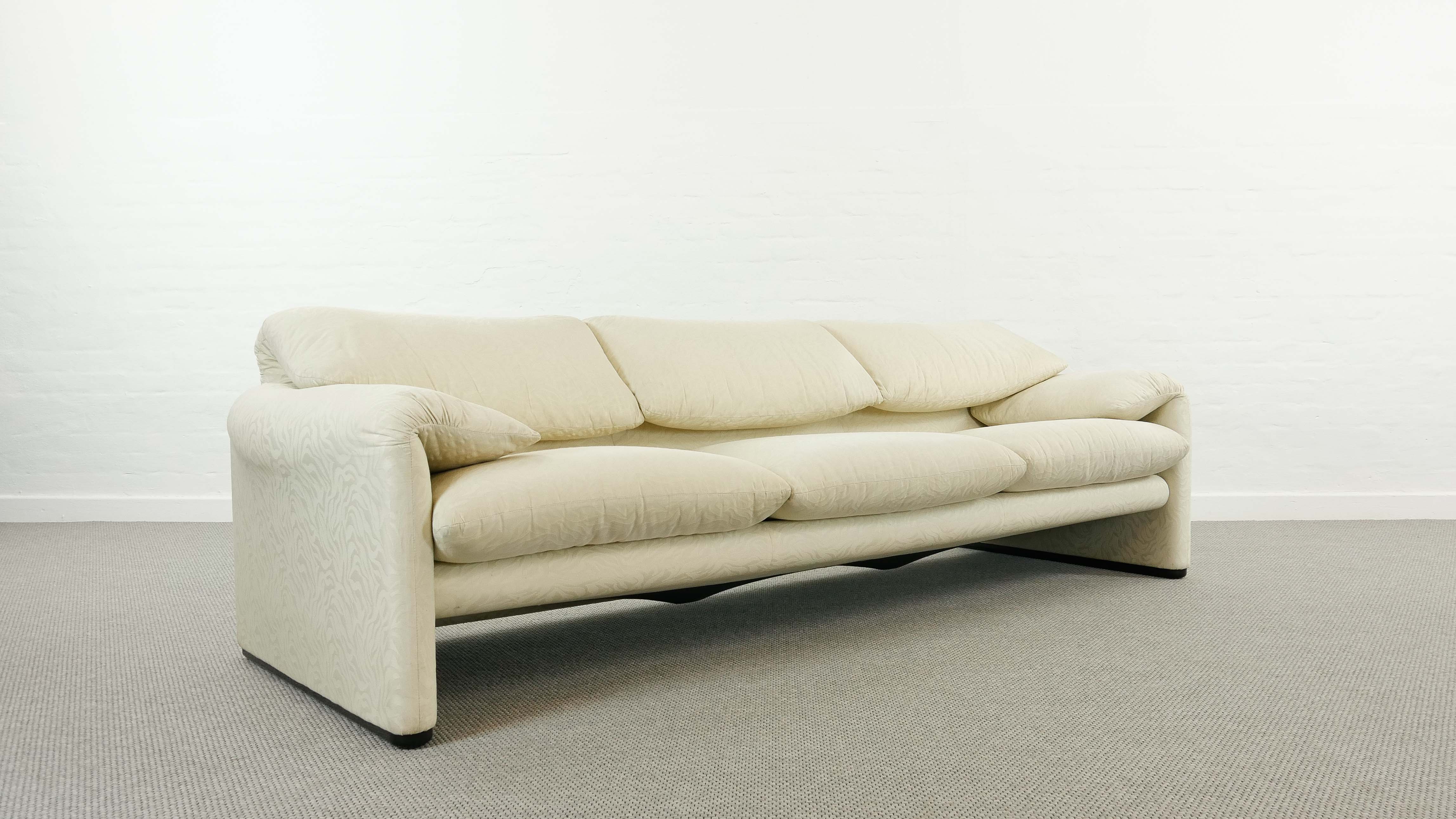 Maralunga 3-seat Sofa with Footrest in offwhite by Vico Magistretti for Cassina, Italy