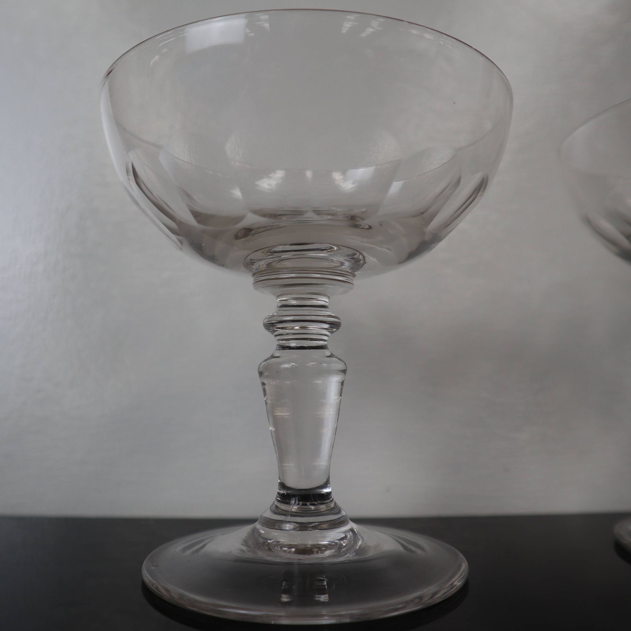 2 coupes à champagne anciennes en verre soufflé facetté