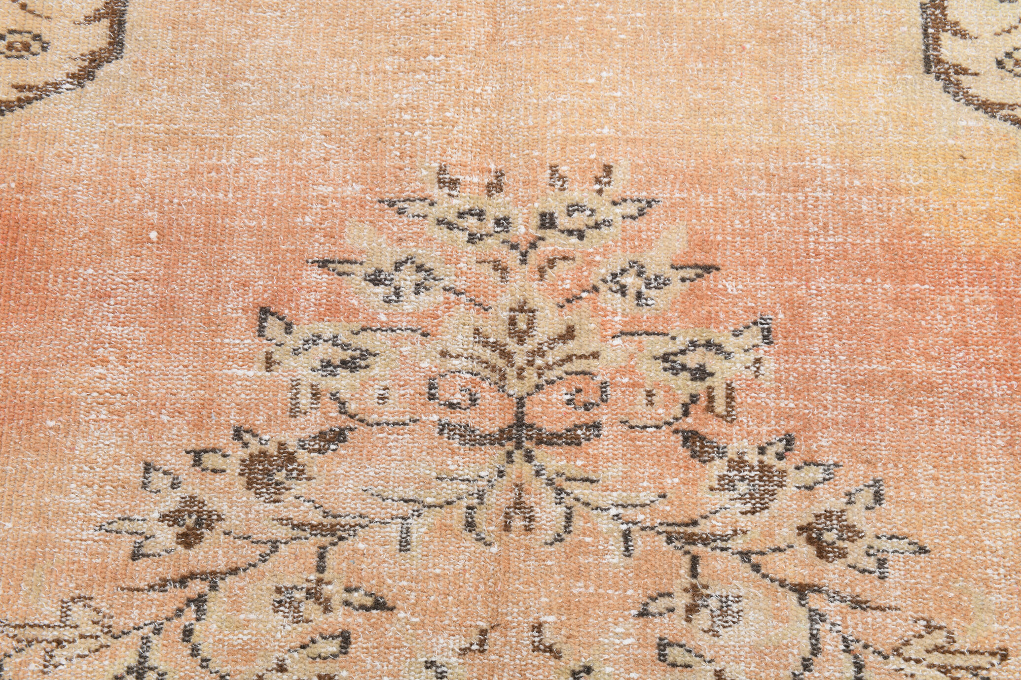 Madallion classic style distressed rug 266x161 cm