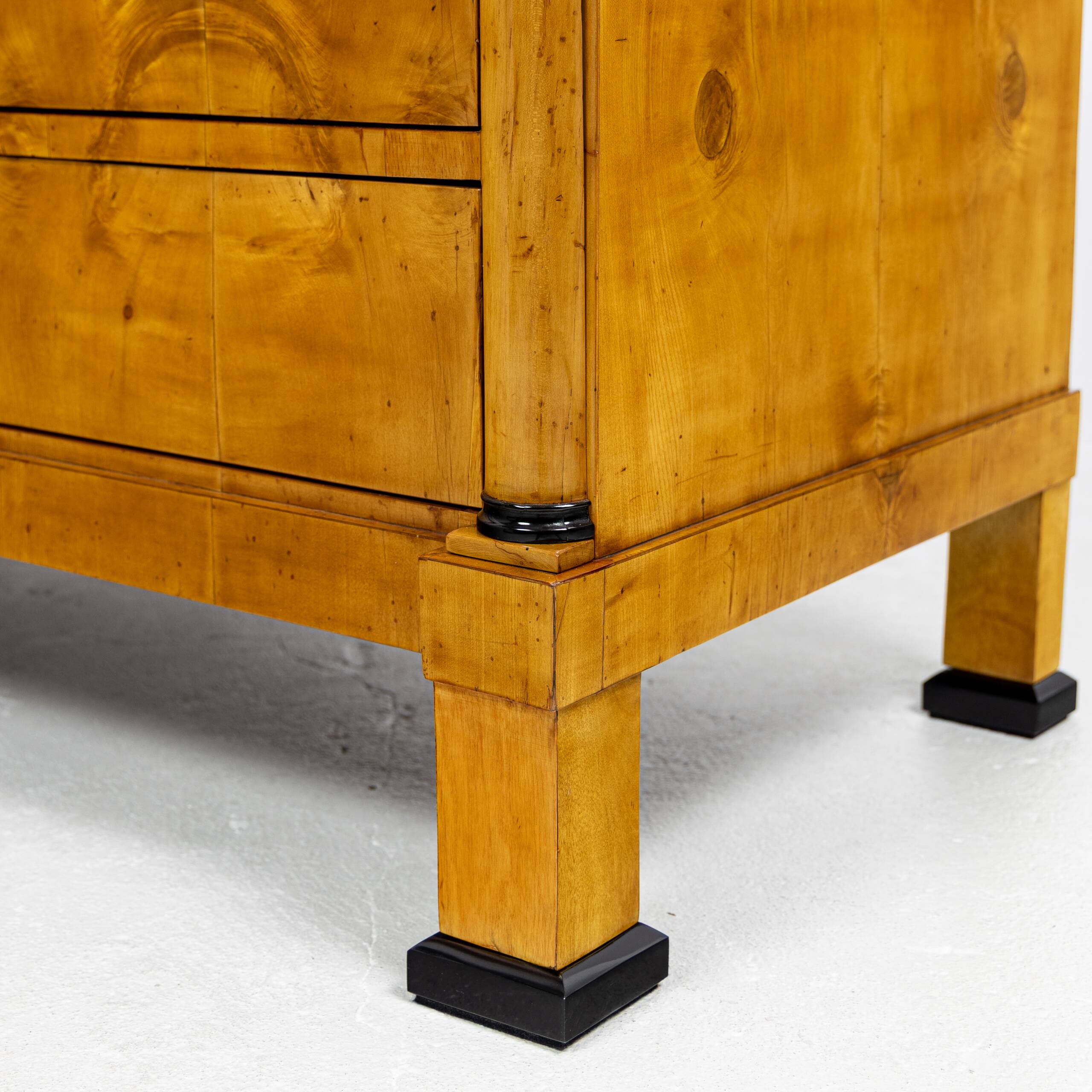 Biedermeier commode in birch veneer 1820-1830