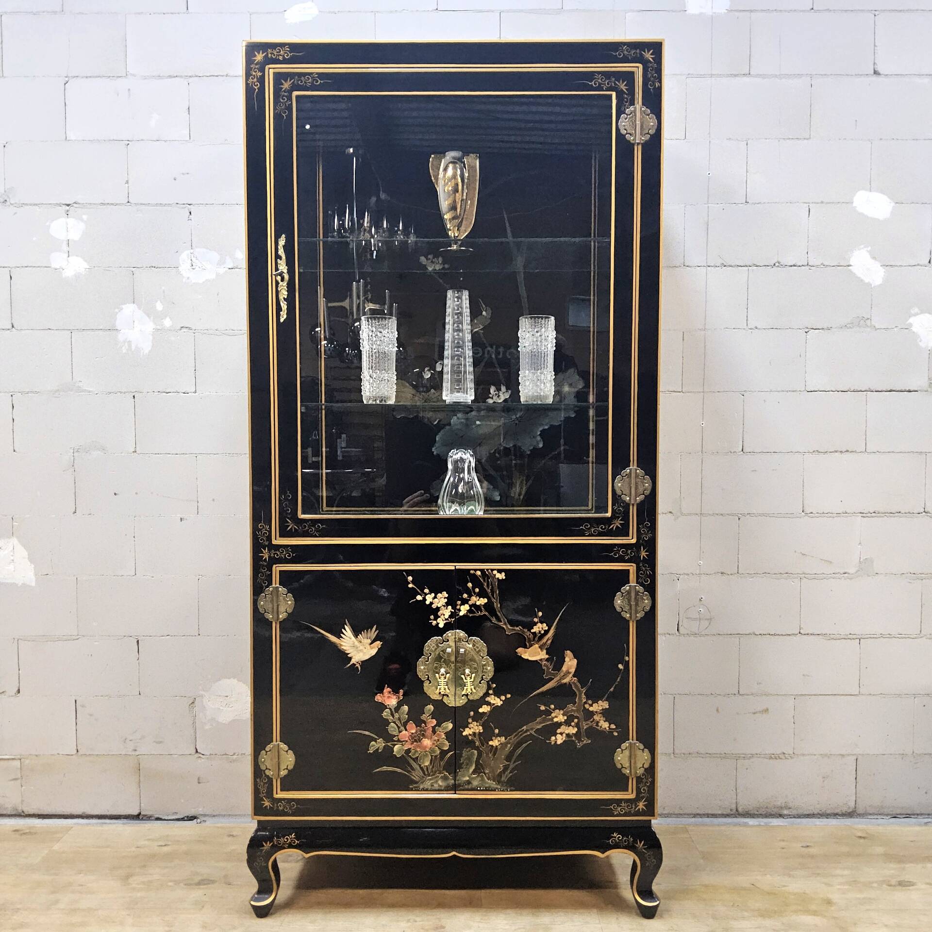 Cabinet d'affichage chinois vintage avec fleurs et oiseaux / Bohémien