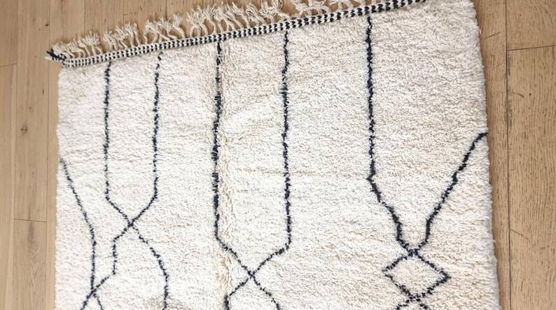 Ecru Moroccan rug with geometric patterns 200cm x 300cm