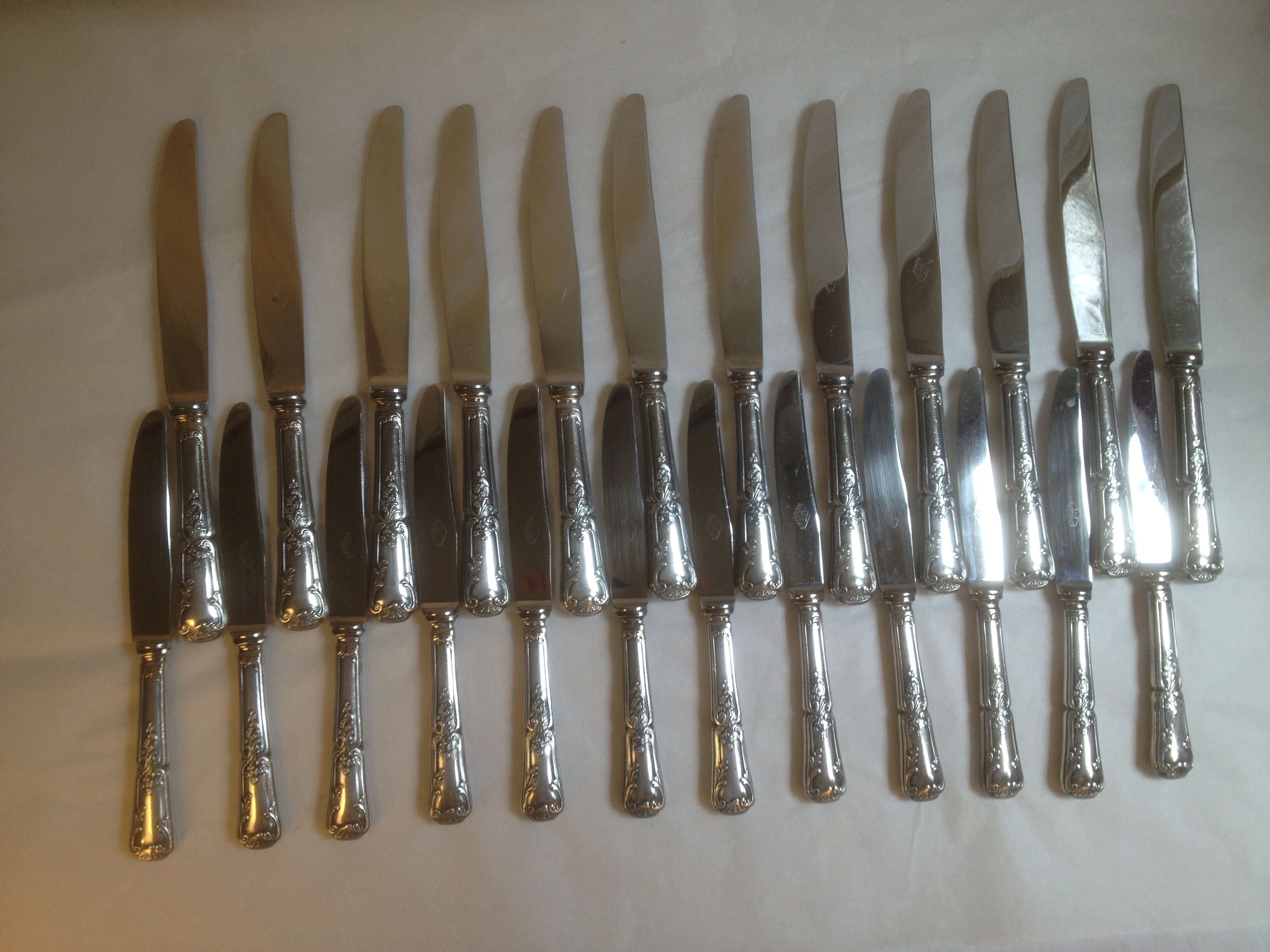 24 silver metal knives and Louis XV style stainless steel blade