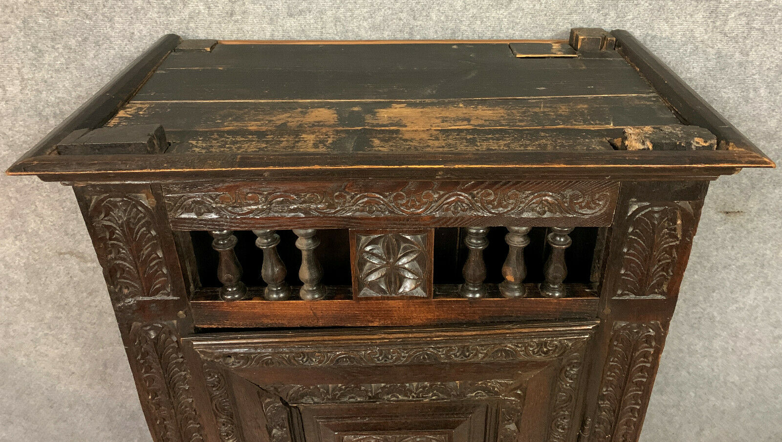 Old Renaissance bonnetière in solid oak with brown patina around 1750