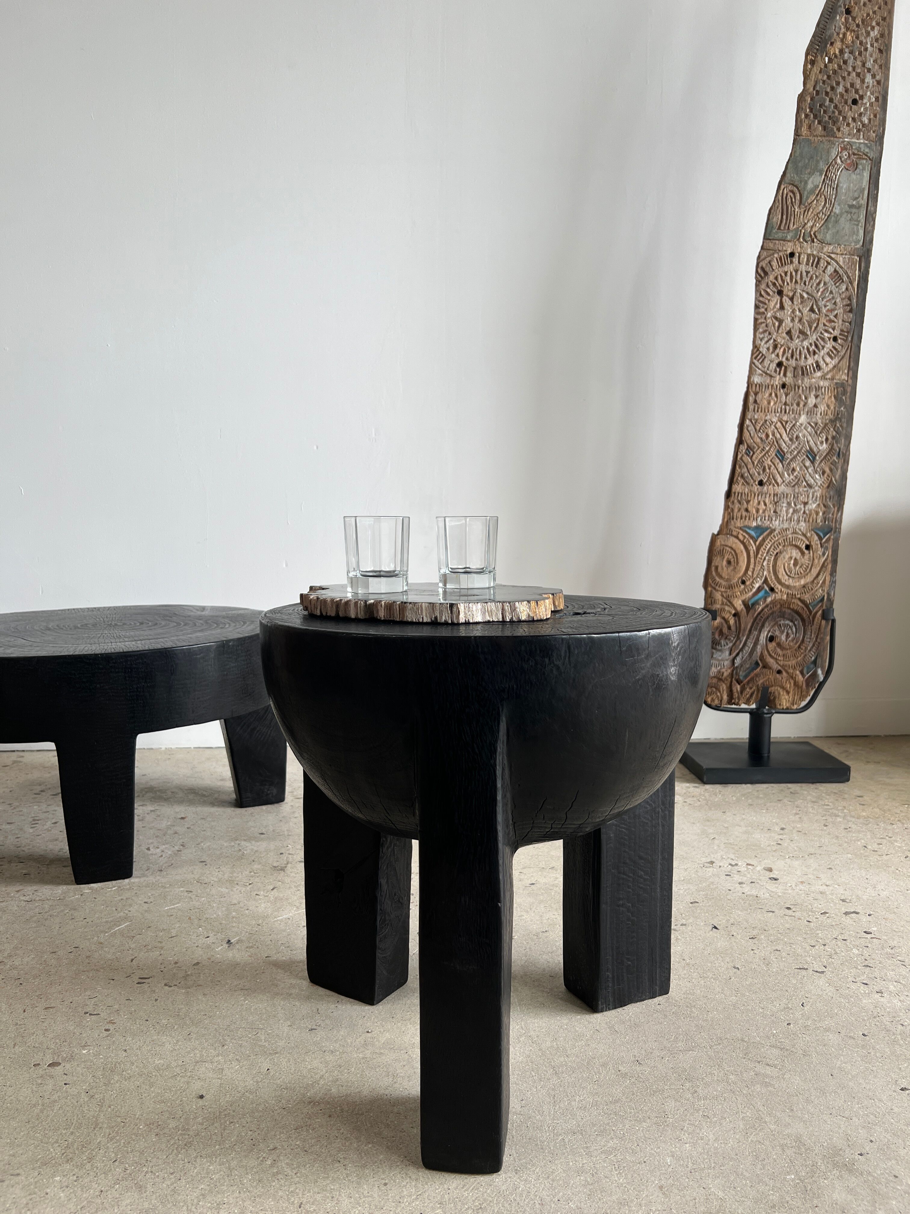 Black mango wood tripod side table with a semi-spherical top, height: 45 cm, diameter: 44 cm.