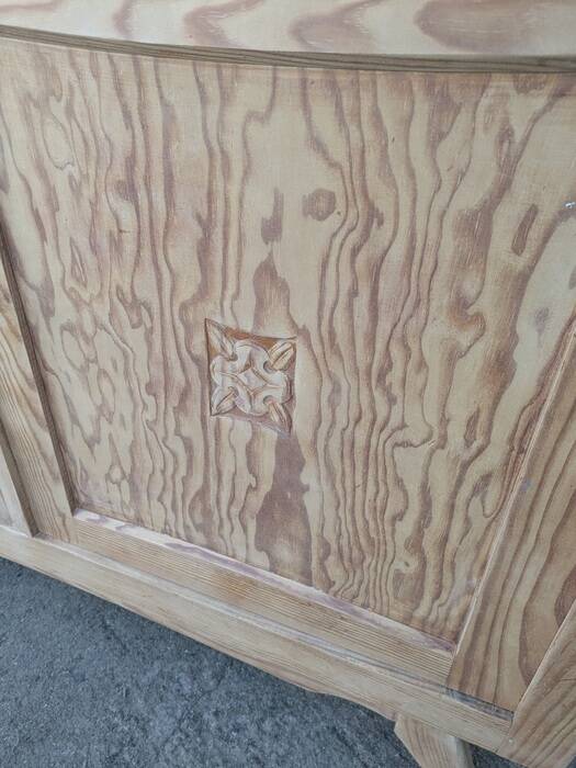 Enfilade, buffet with compass legs