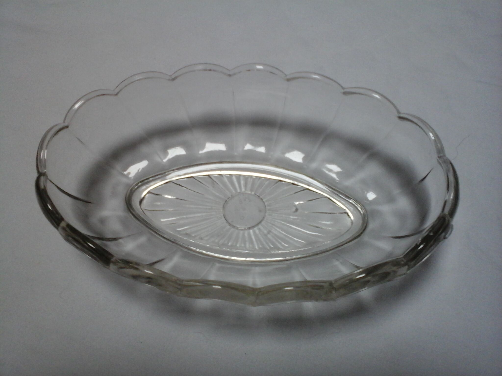 Ravier in scalloped cast glass