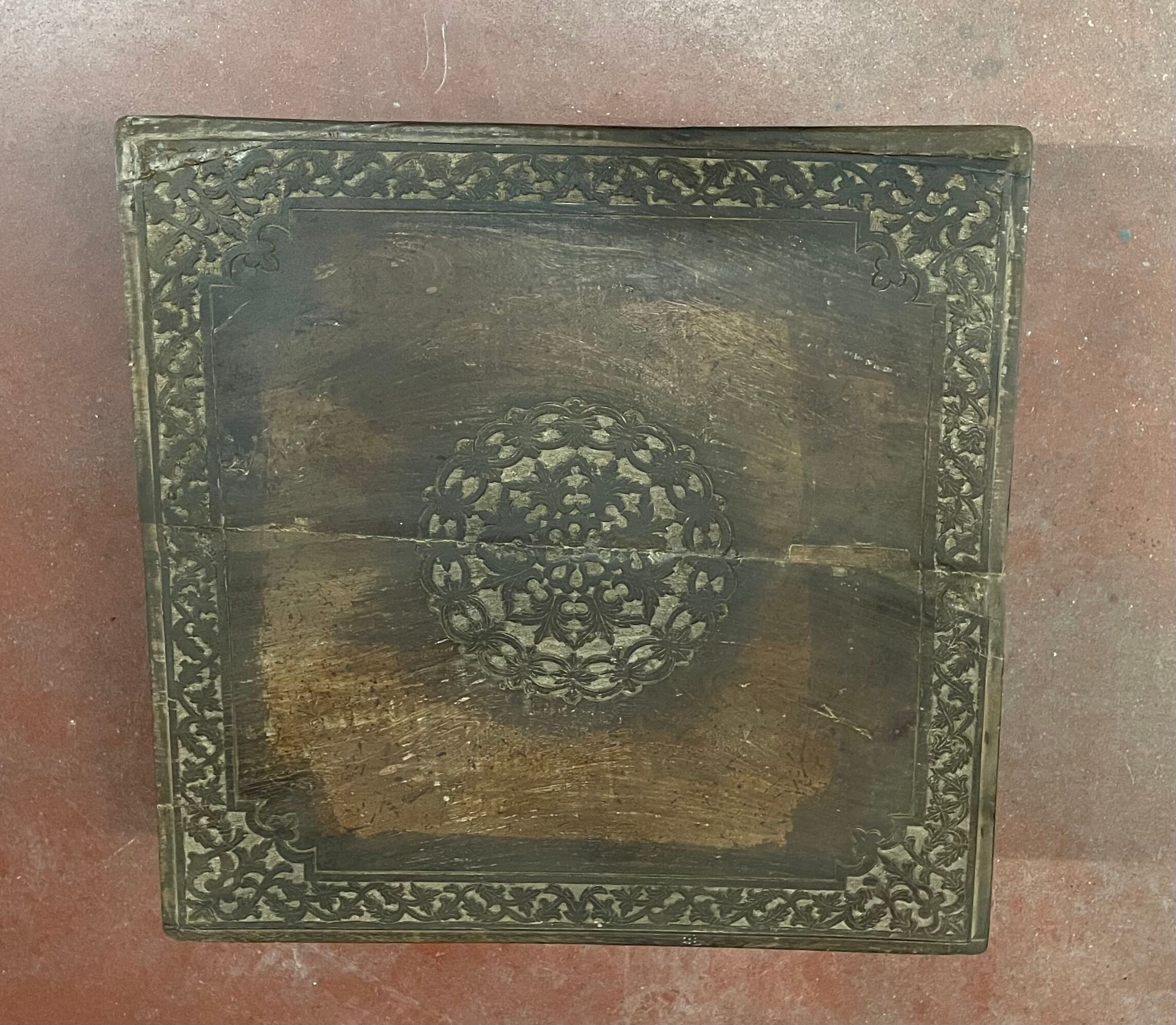 Ancient india square coffee table in solid teak wood decorated with a rosette