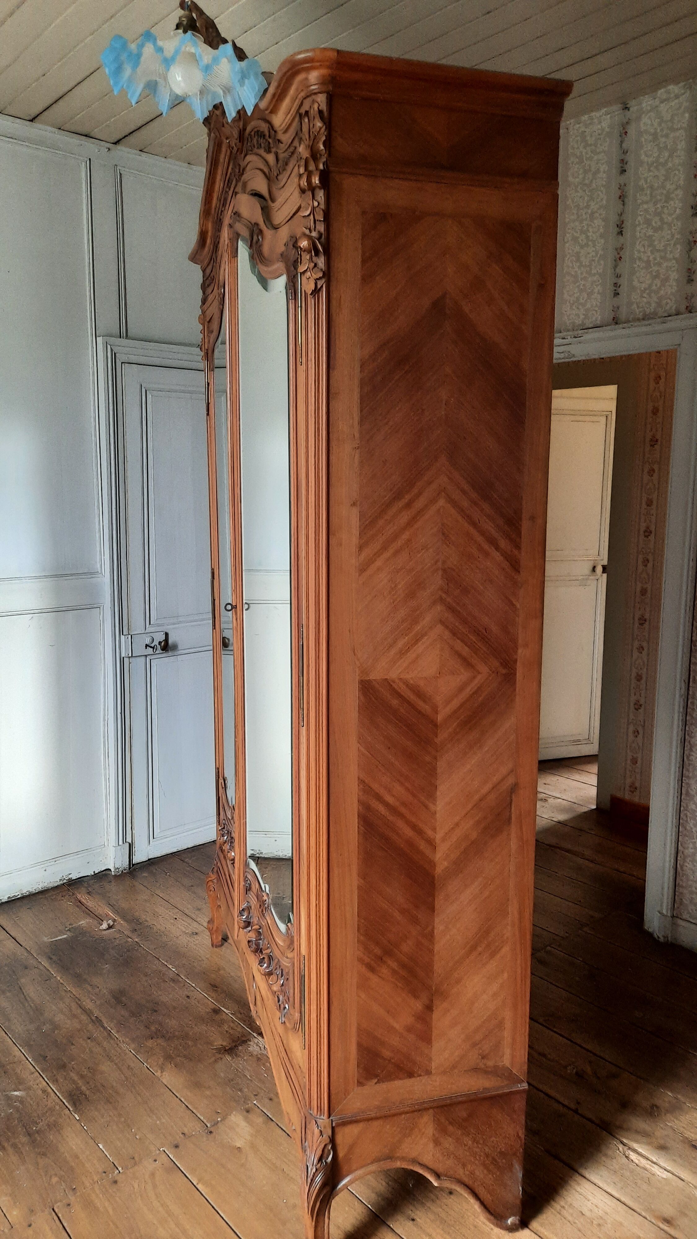 Armoire style louis XV rocaille
