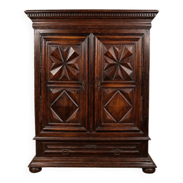 Important Burgundy wardrobe from the Louis XIII period, made of walnut.