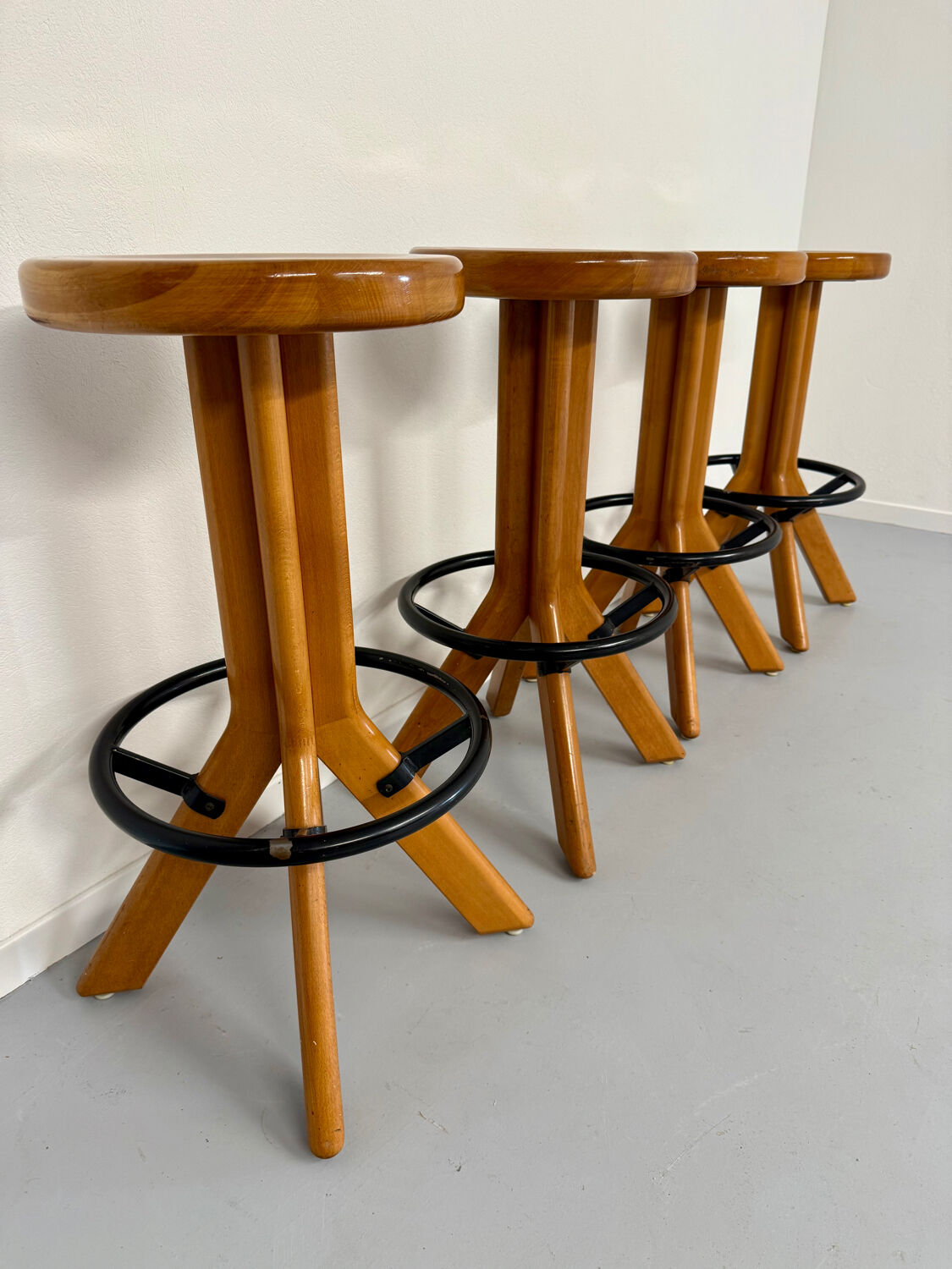 Set of 4 solid elm wood bar stools, vintage 70s design