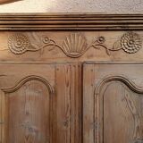 Armoire en sapin art populaire