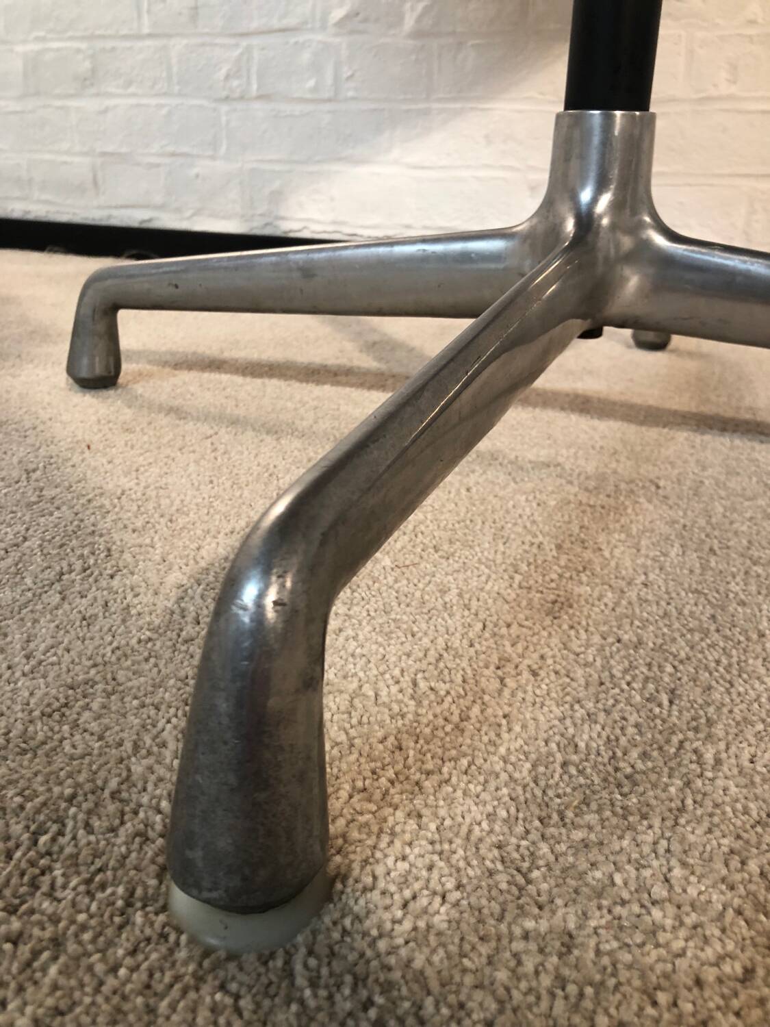 Round table by Eames for Mobilier International 1970