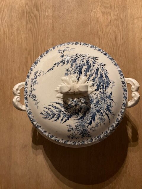 Soupière Terre de Fer marine et blanche.
