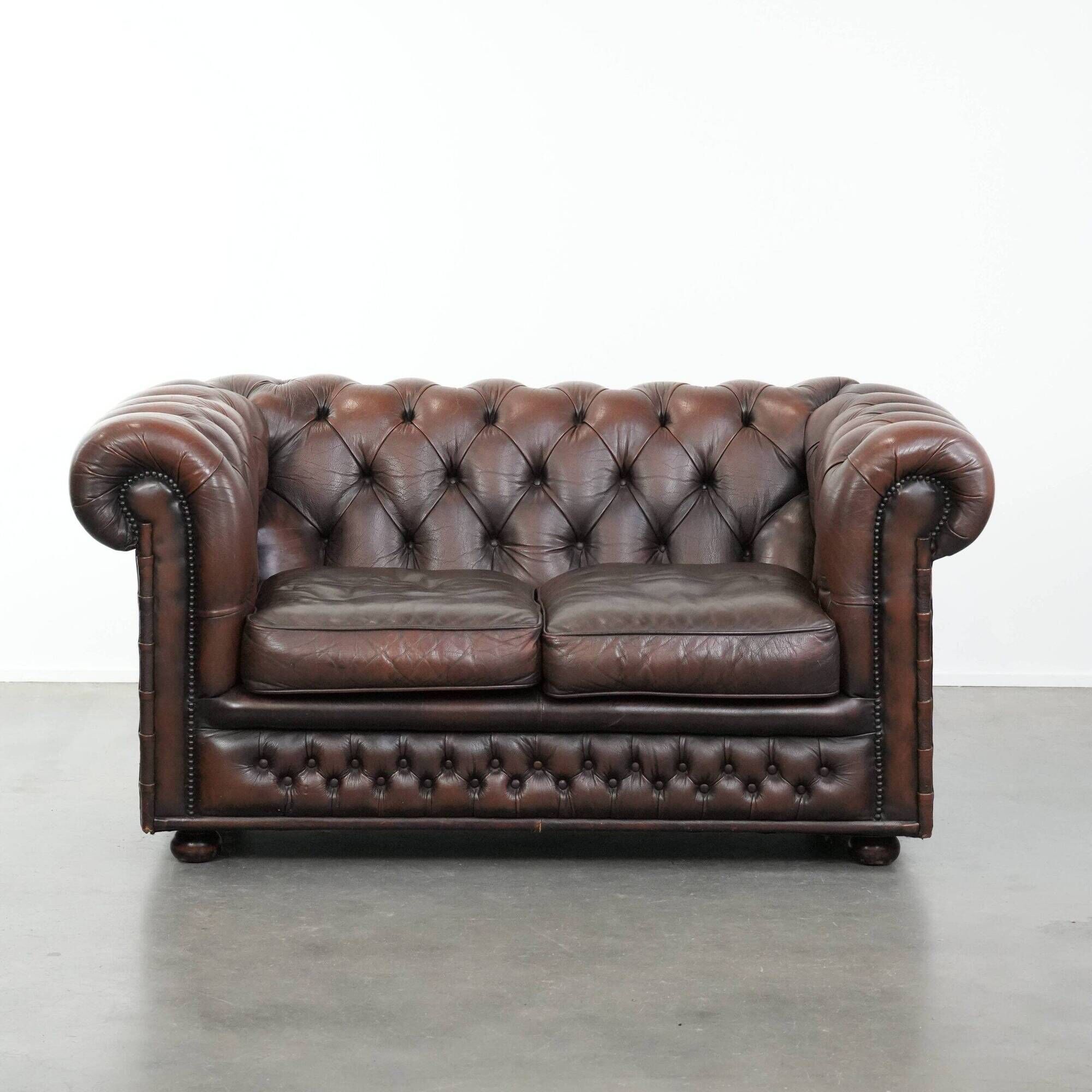Dark brown cow leather vintage 2-seater Chesterfield sofa in English style