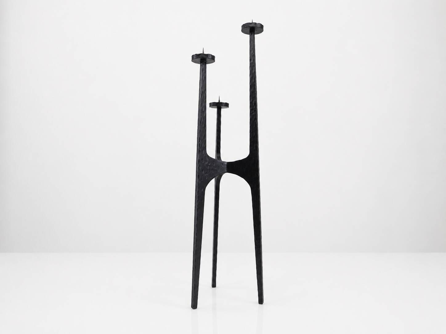 Large brutalist tripod chandelier in hammered wrought iron – Europe, circa 196