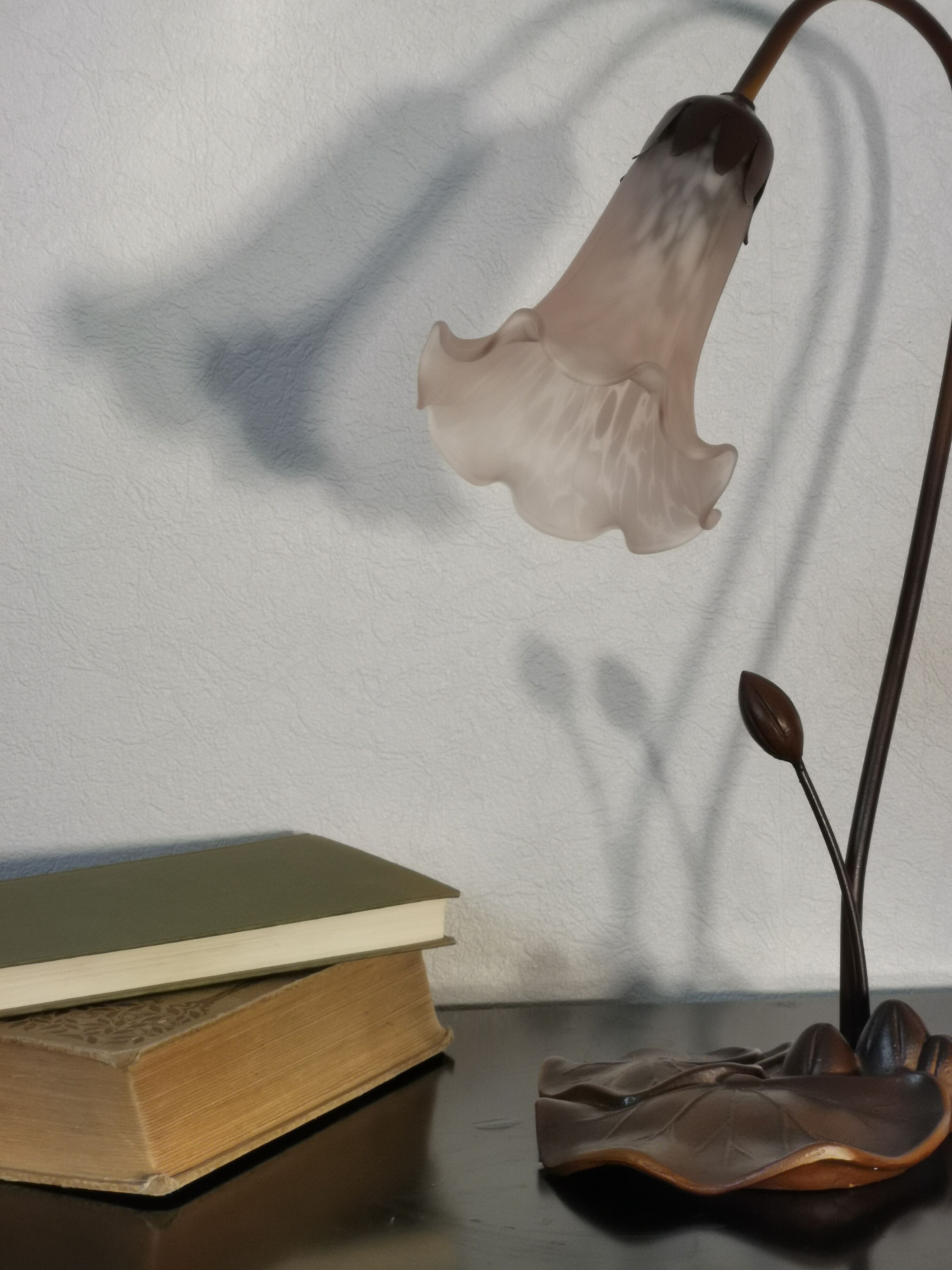 Lampe nénuphar en laiton et pâte de verre, style art nouveau.