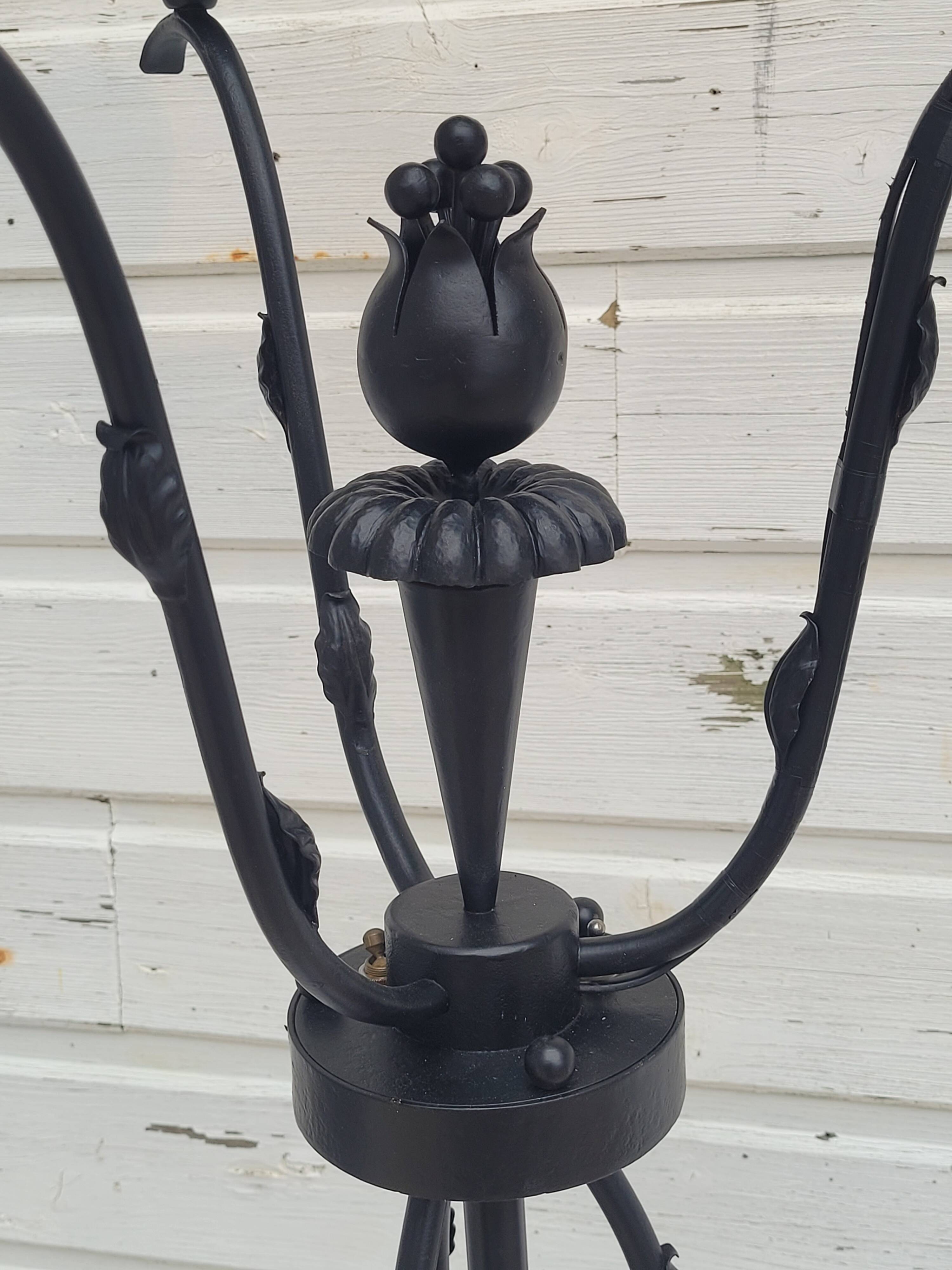 Lampadaire en fer forgé noir attribué a Gilbert Poillerat