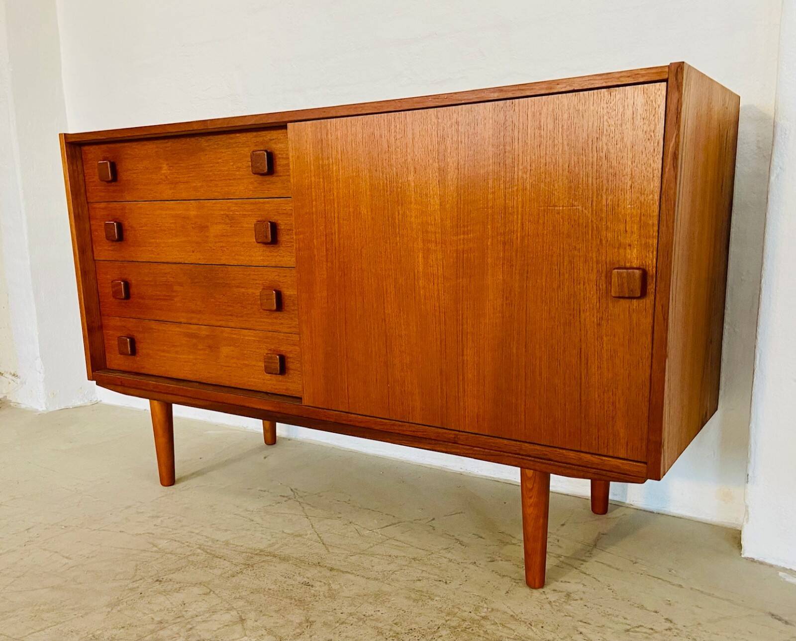 Buffet danois rétro vintage en teck du milieu du siècle par Domino Møbler