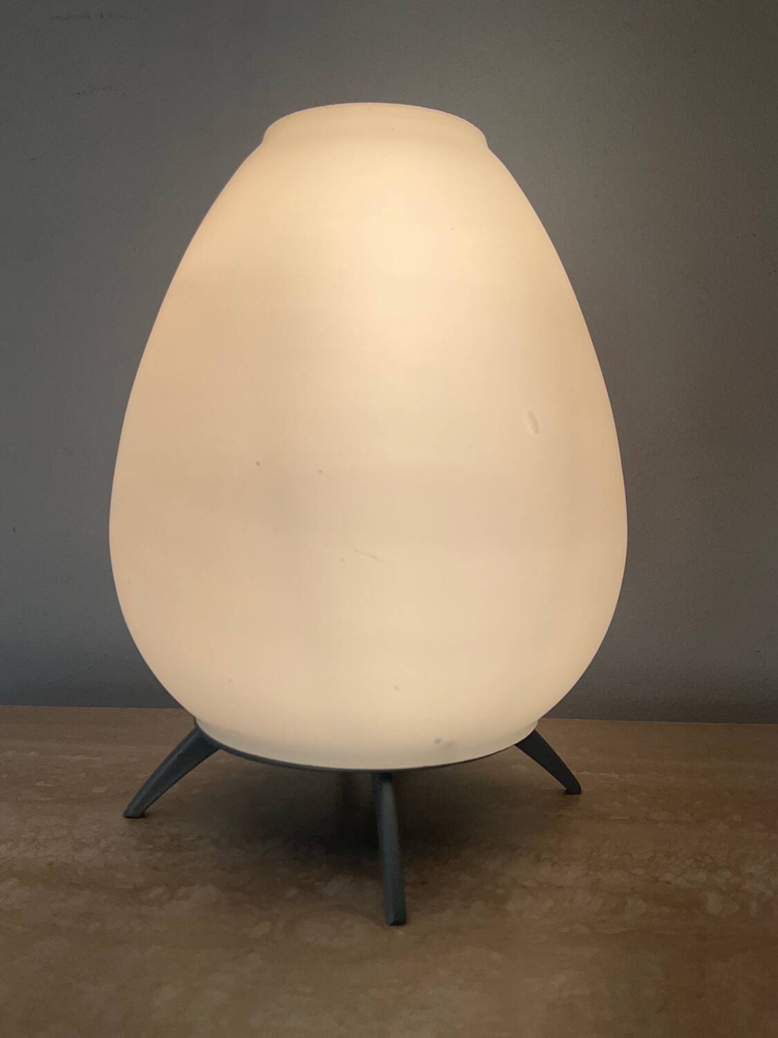 Lampe tripode en opaline et métal