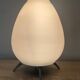 Lampe tripode en opaline et métal