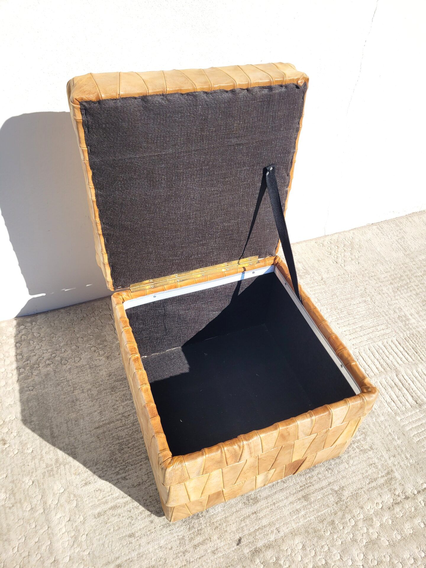 Pouf coffre façon en patchwork de cuir beige de Sede