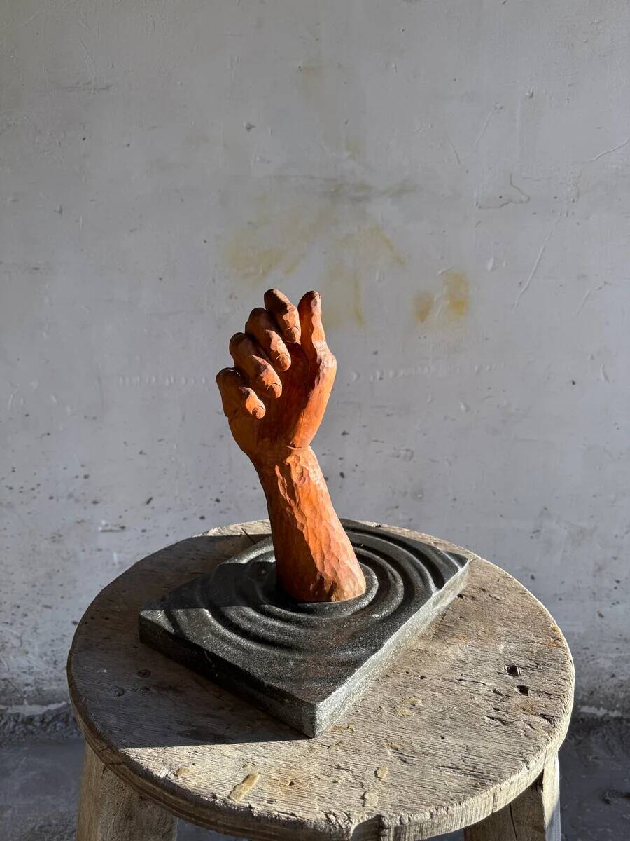 Walter De Buck "Het Hand" — Red-brown Wood Hand Sculpture on Dark Grey Concrete Base (1980)