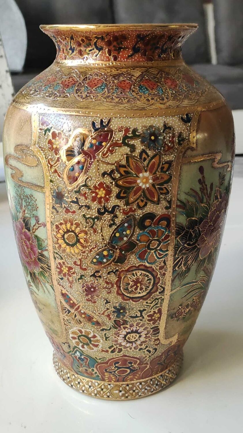 Vase signed Satsuma. Birds/Butterflies/floral patterns on a wild nature background. Gold highlights