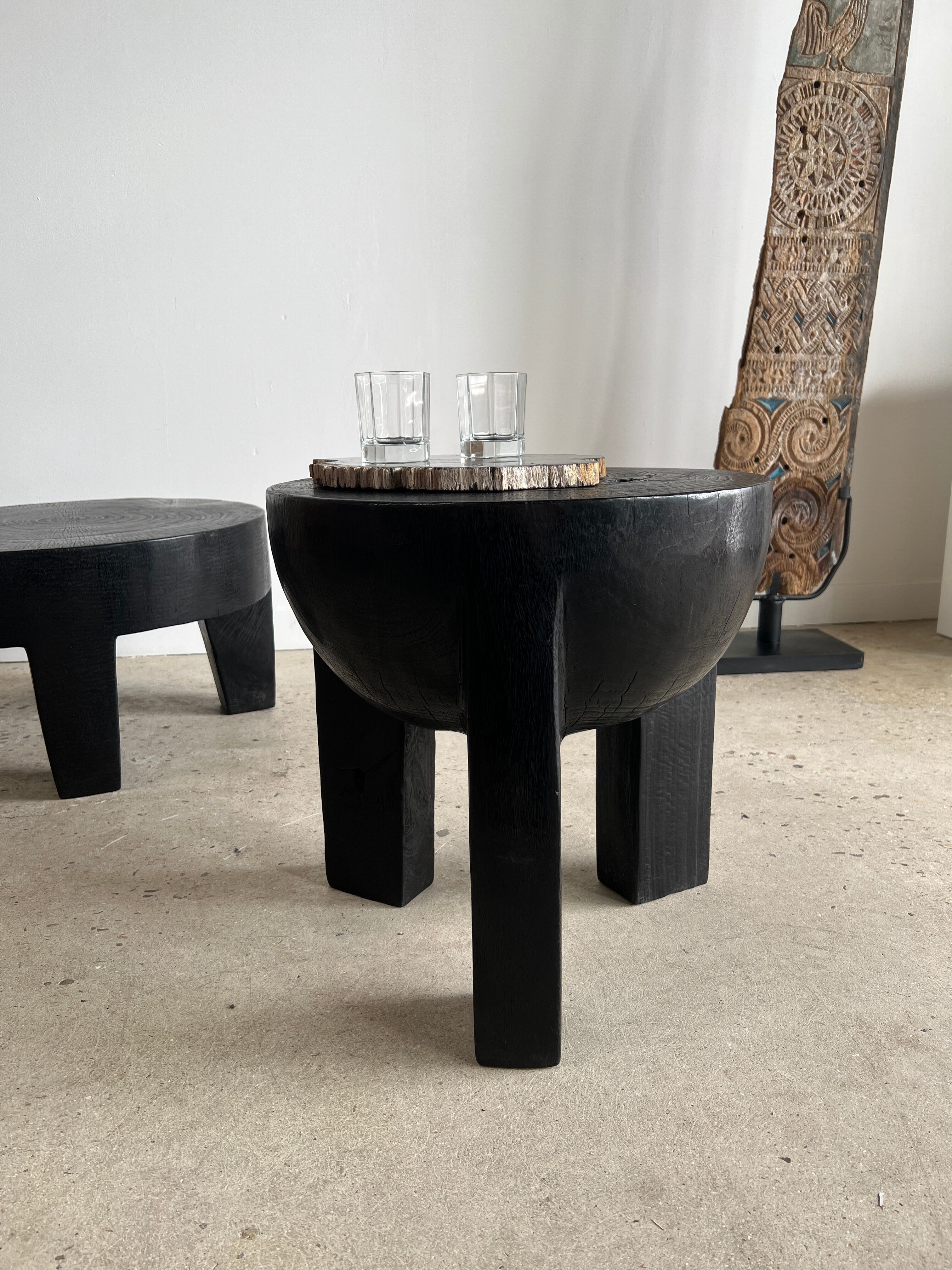 Black mango wood tripod side table with a semi-spherical top, height: 45 cm, diameter: 44 cm.