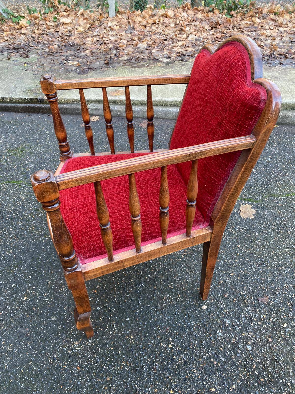 Fauteuil vintage art nouveau en bois massif et velours bordeaux du 20ème