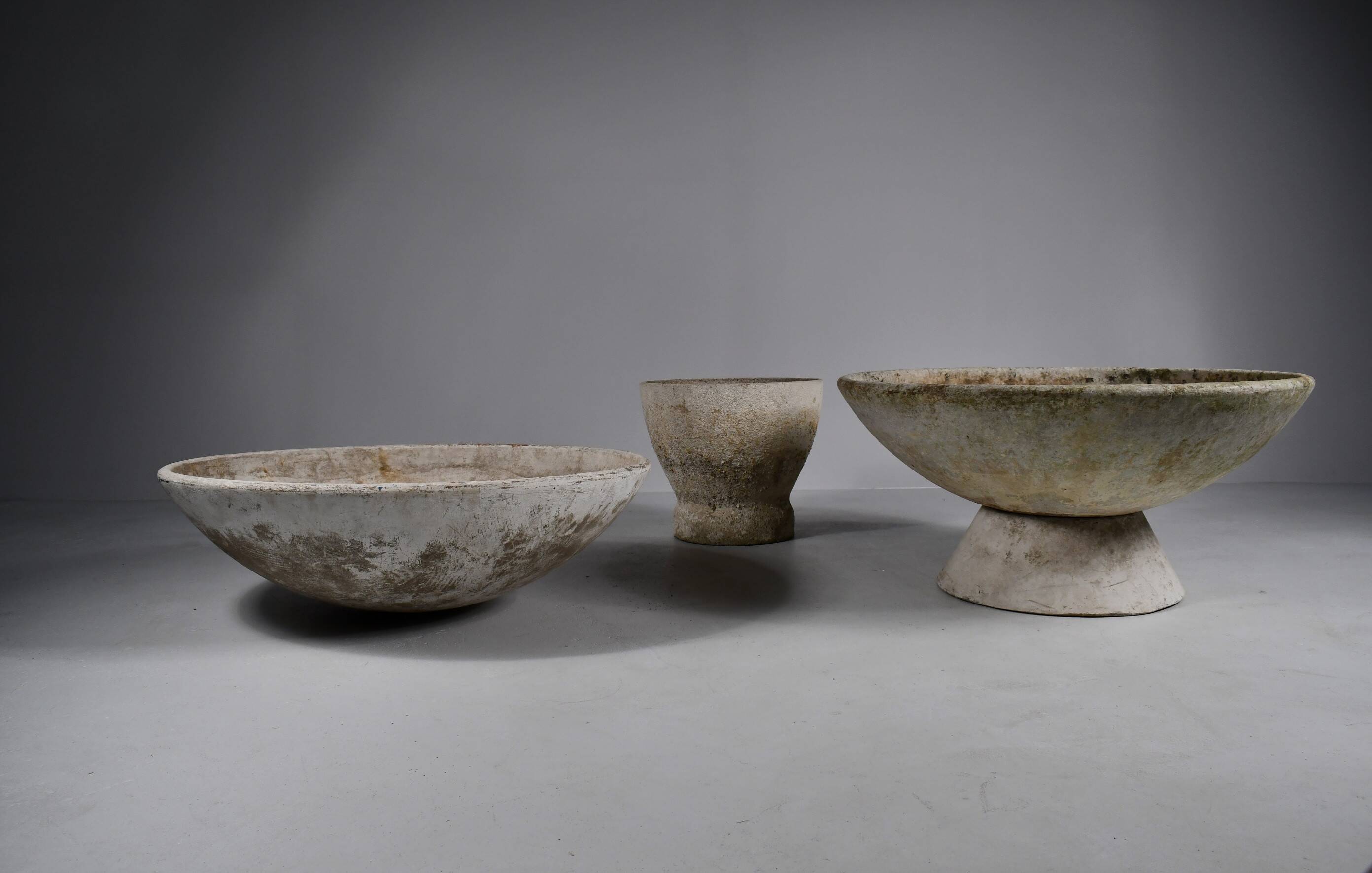 2 grandes jardinières avec 2 bases, dont une pouvant être utilisée comme