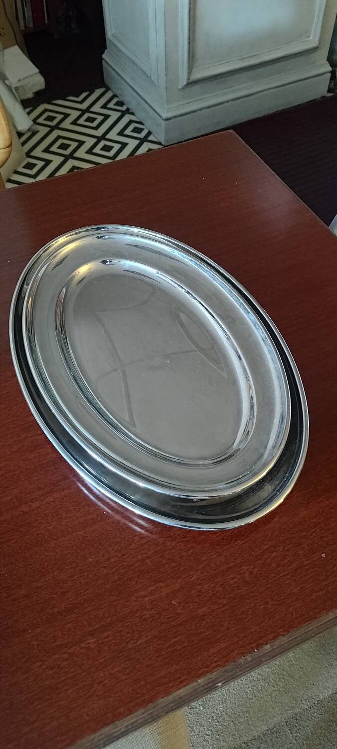 Set of two silver dishes