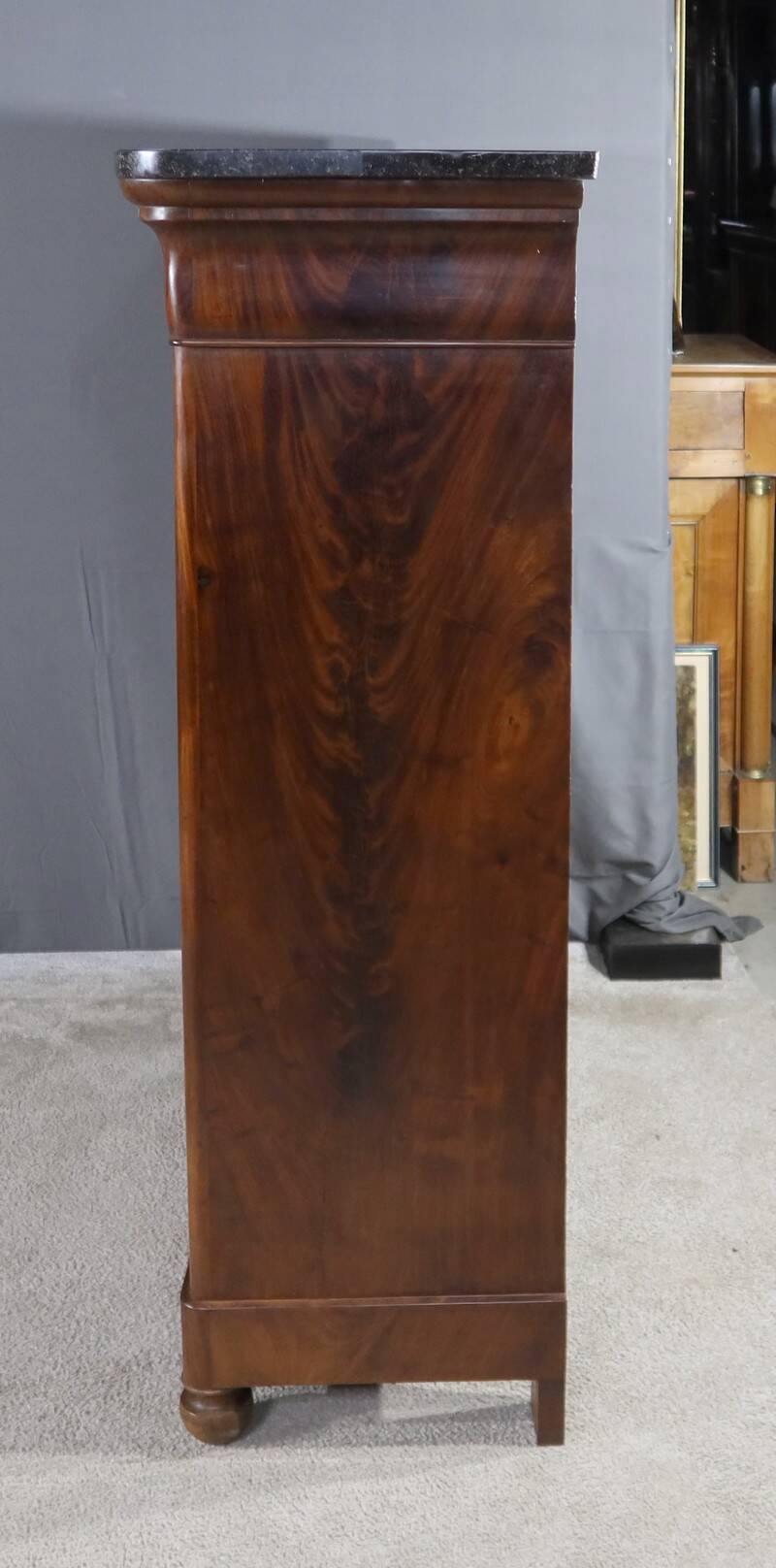 Mahogany burl chest of drawers, Restoration period – Early 19th century