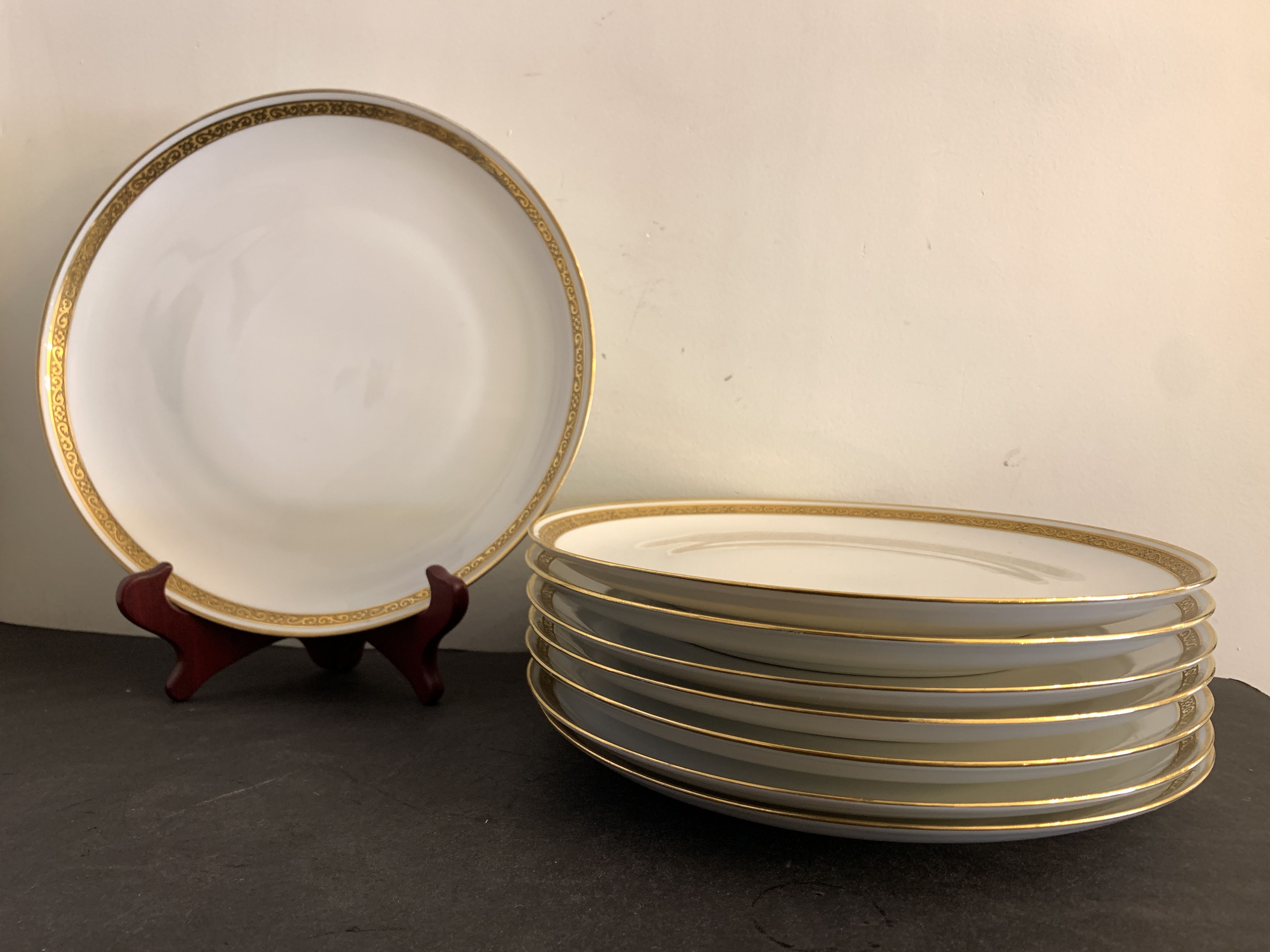 8 flat porcelain plates from Limoges Bernardaud, gilded Greek decoration, twentieth century