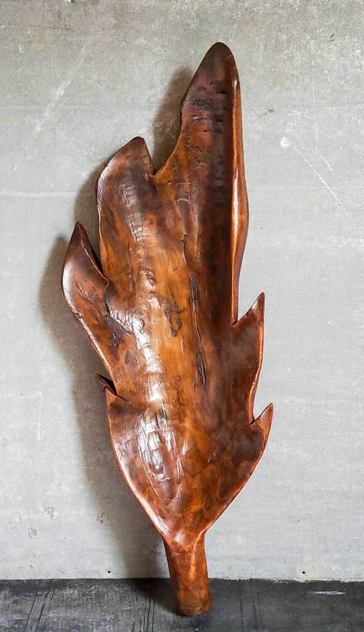 Coupe feuille en bois massif sculptée XXL ancienne