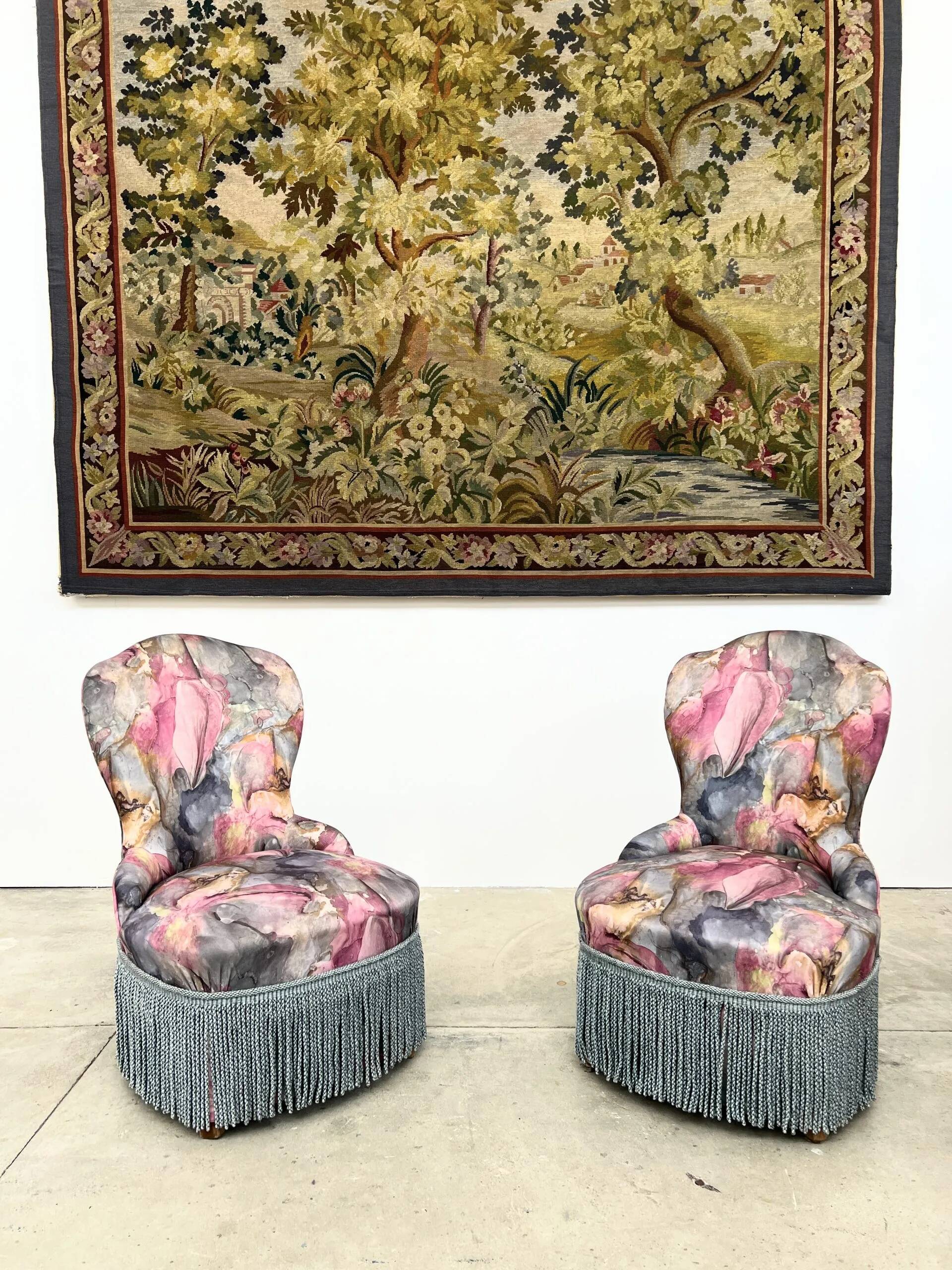 Paire de Chauffeuses "Boudoir" à Fleurs et Franges
