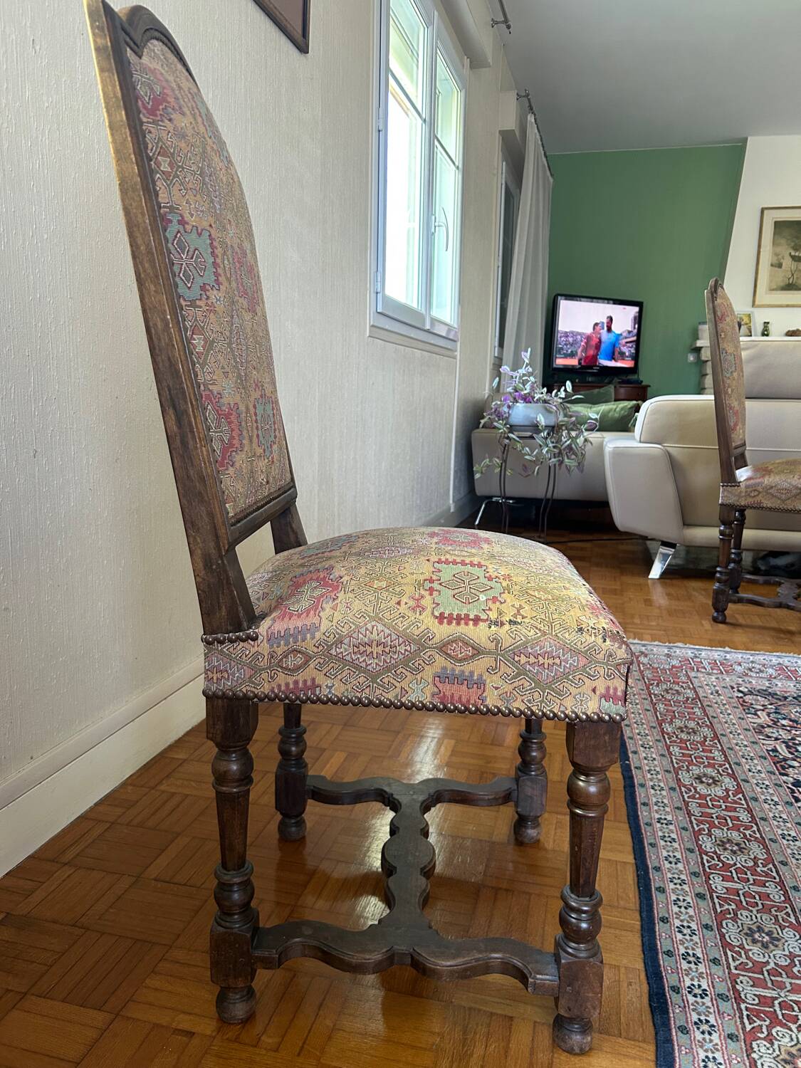 Solid oak dining table and 6 matching chairs.