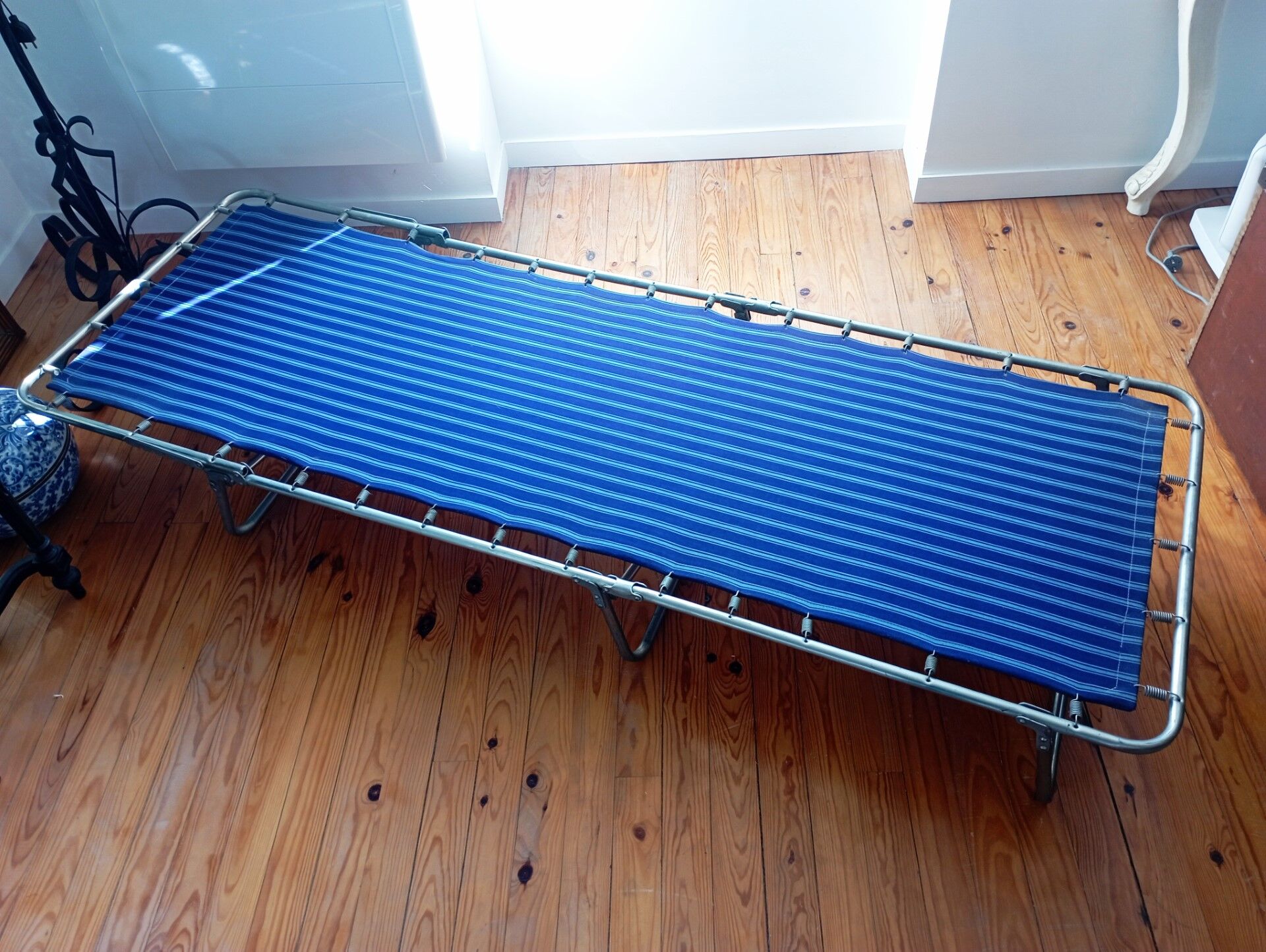 Folding sunbed lounger