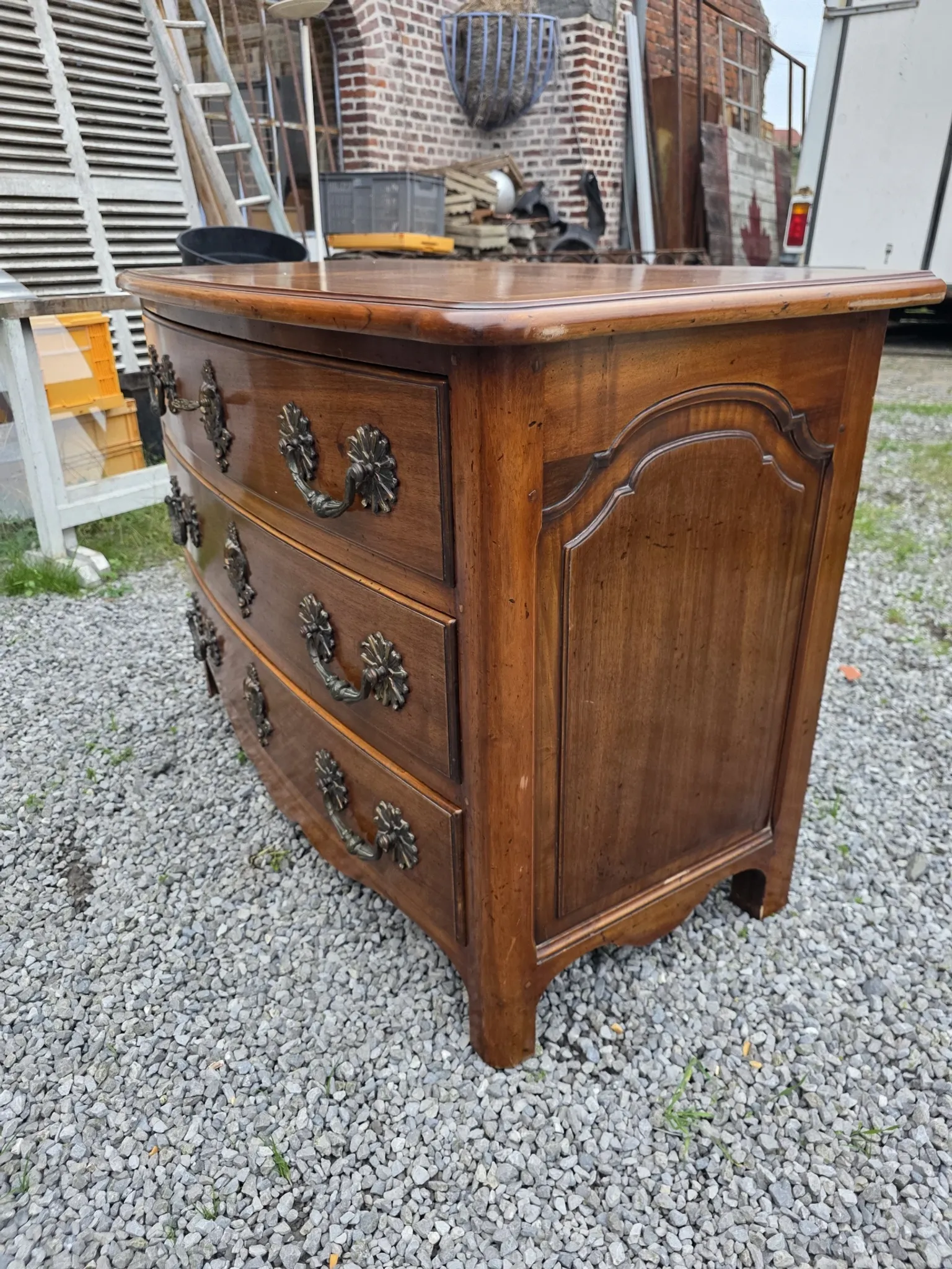 Commode galbée style Louis XV en noyer massif 