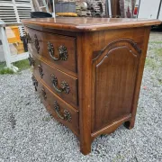 Commode galbée style Louis XV en noyer massif 