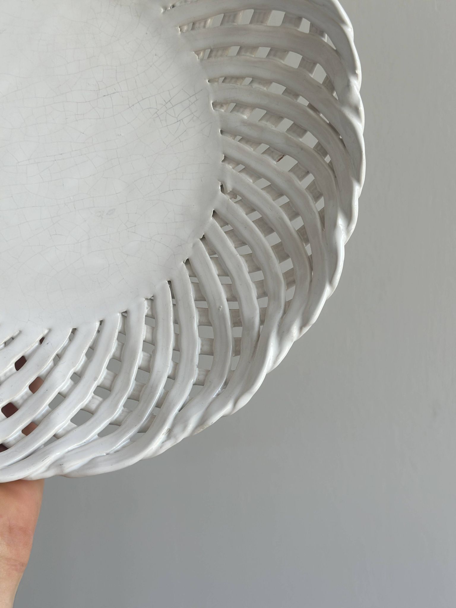 Corbeille en céramique blanche torsadée