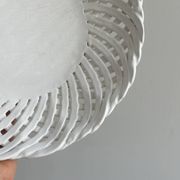 Corbeille en céramique blanche torsadée