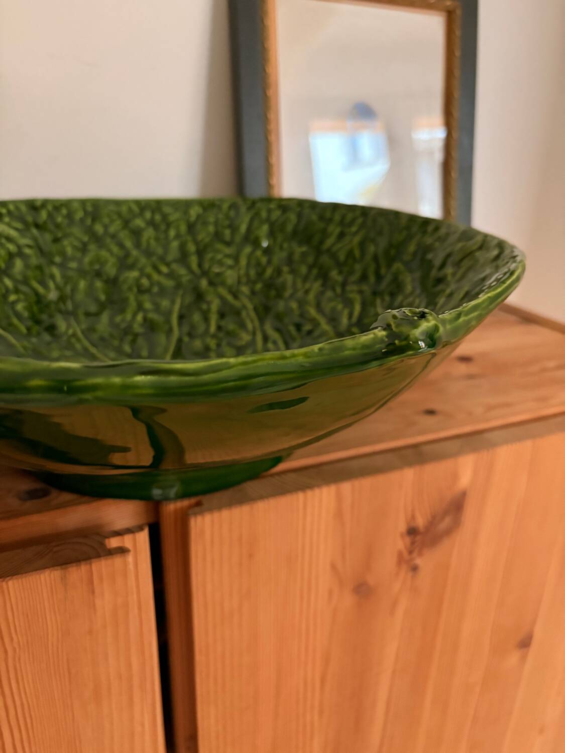 Grand plat / saladier en faïence barbotine émaillée – forme feuille