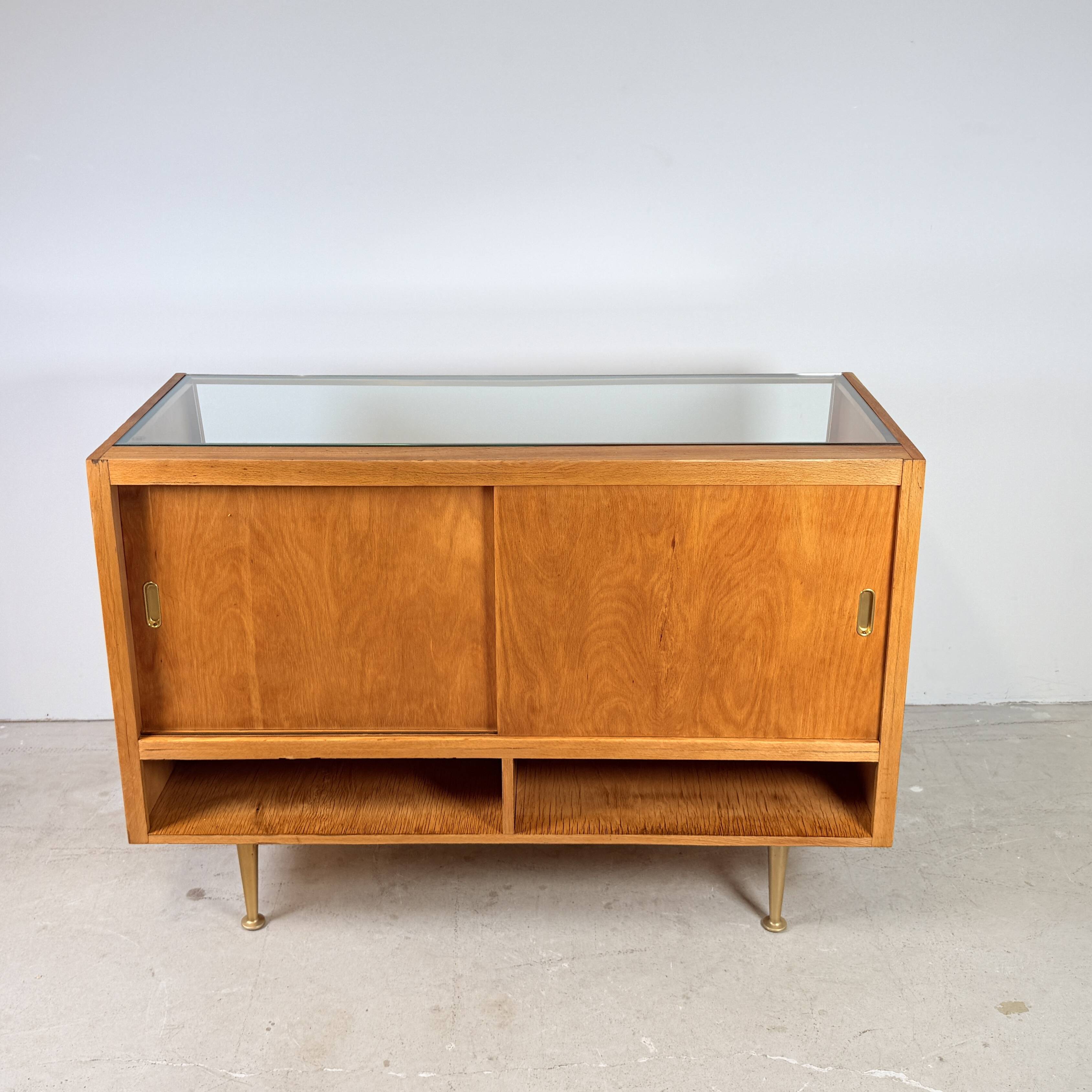 Vitrine vintage sur pieds dorés