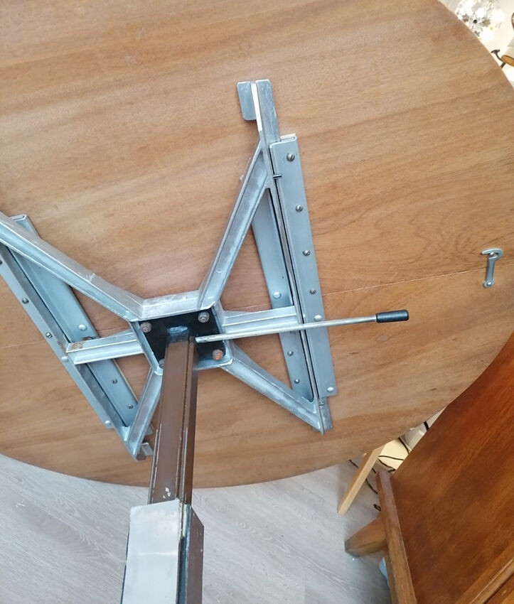 Table goes up and down 1970